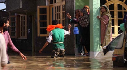 Volunteers carry out rescue and relief operation in Srinagar | Picture ...