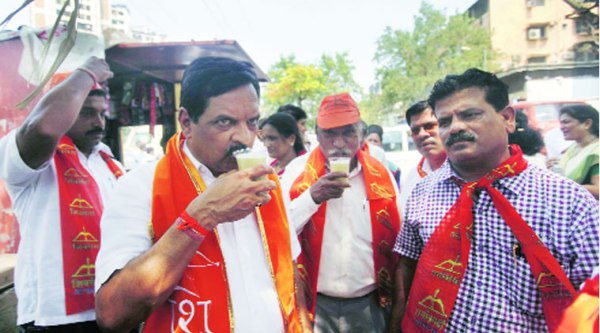 Shiv Sena candidate  Vijay Nahata beats the heat with sugercane juice while campaigning in Navi Mumbai on Monday. (Source: Express photo by Narendra Vaskar)
