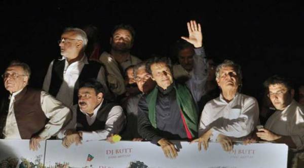 Imran Khan said he will not go back without forcing Premier Sharif to resign and asked his party leaders to bring more people to the sit-in. ( File photo )