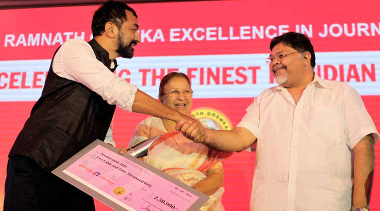 Sreenivasan Jain of NDTV 24X7 getting the Journalist of the year 2012 award from the Lok Sabha Speaker Sumitra Mahajan and Viveck Goenka, CMD of Express Group during the Ramnath Goenka Excellence in Journalism awards in New Delhi on Sept 9th 2014. (Source: Express photo by Ravi Kanojia)