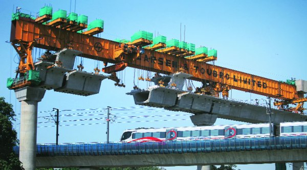 Underconstruction Brown Line between Delhi Cantt and South Campus stations going over Airport Line (Source: Oinam Anand)