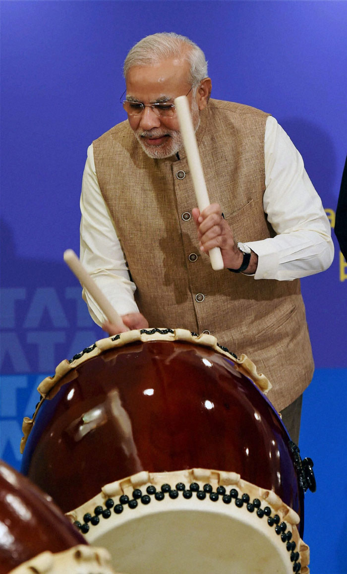 Narendra Modi reveals his musical side in Japan | Picture ...