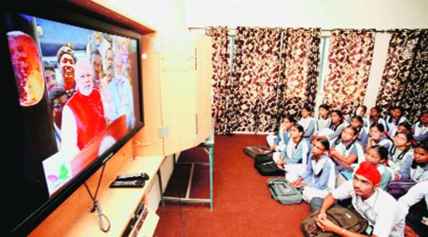 Students at Government School PAU watch the Mars mission live on Wednesday. (Source: photo by Gurmeet Singh)