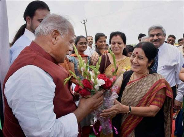 Bihar Chief Minister Jitan Ram Manjhi presents a bouquet of flowers to External Affairs Minister Sushma Swaraj in Rajgir on Friday. (Source: PTI)