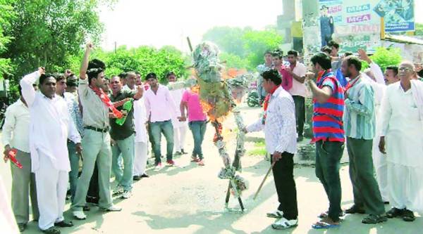 An effigy of Ram Bilas Sharma is set on fire. ( Source: Express photo )