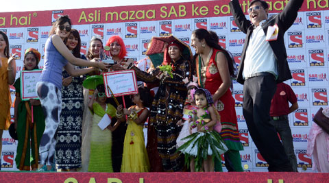 SAB TV stars awarding the winners of SAB Family Funathon for  ‘Best Anokhi Costume Family’