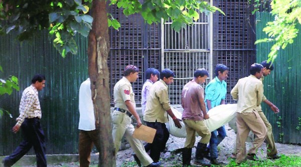 Zoo officials carry Maqsood’s body away from the enclosure. (Source: Express photo by Oinam Anand)