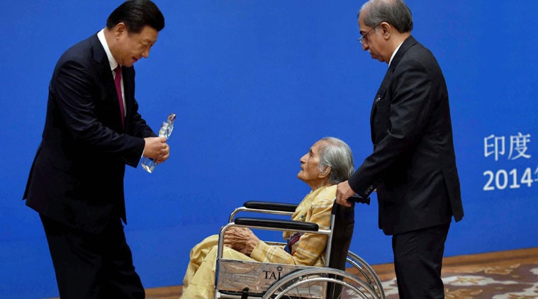 Chinese President Xi Jinping presents the Five Principles of Peaceful Coexistence Friendship Award to Manorama Kotnis (C), younger sister of late Indian doctor Dwarkanath Kotnis, at a function in New Delhi on Friday. (Source: PTI photo)