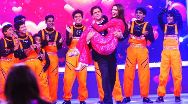 Shah Rukh Khan and Deepika Padokone on the sets of Dil Se Naache Indiawaale