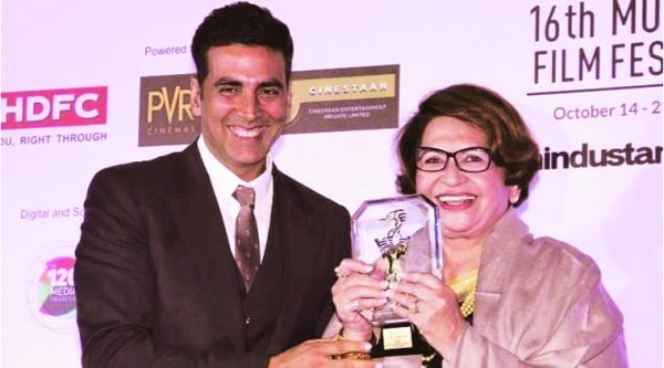 Helen receives the Lifetime Achievement Award from Akshay Kumar.