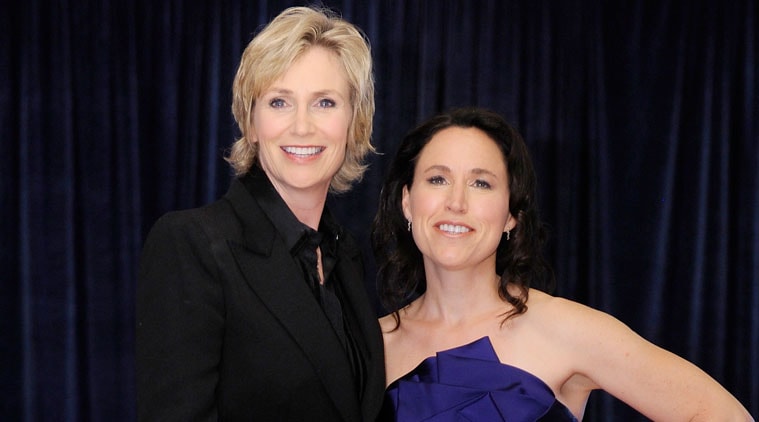 'Glee' star Jane Lynch  is officially a single woman, after her divorce from Lara Embry was finalised. 