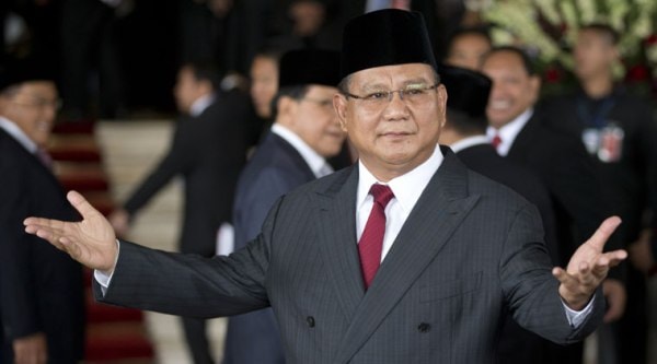 Prabowo Subianto a political rival to Indonesia's seventh President Joko Widodo's gestures as he arrives ahead of Widodo's inauguration at Parliament in Jakarta, Indonesia, Monday, Oct. 20, 2014. (Source: AP)