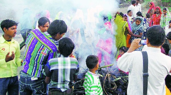  Shailendra Mohan  records rituals at a local festival
