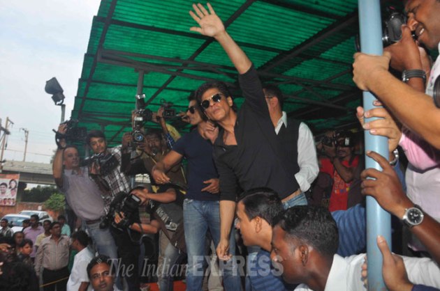 Shah Rukh Khan meets fans to celebrate the success of ‘Happy New Year ...