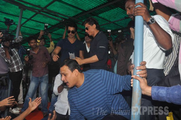 Shah Rukh Khan meets fans to celebrate the success of ‘Happy New Year ...