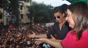 Shah Rukh Khan meets fans to celebrate the success of ‘Happy New Year’