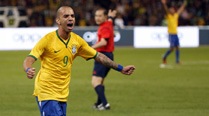 In fiesty friendly, Diego Tardelli hits, Lionel Messi misses by
