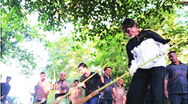 Amitabh Bachchan following the Swachh Bharat campaign