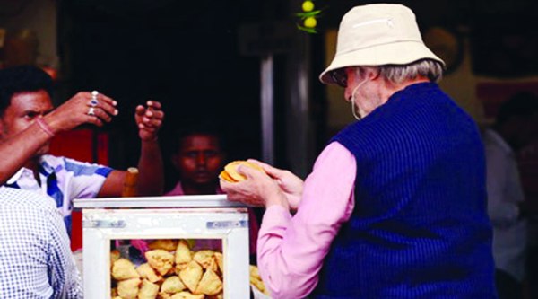 Amitabh Bachchan relishing samosas