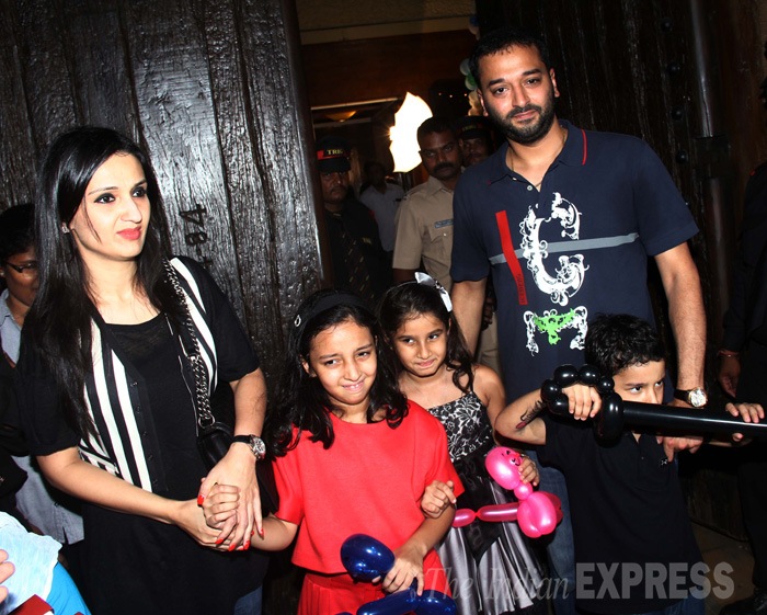 Socialite Anu Dewan and hubby with their children. (Source: Varinder Chawla)