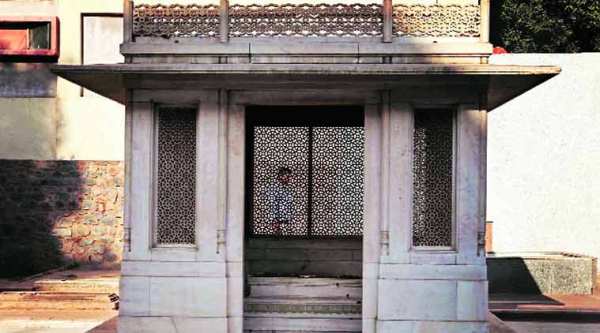 Poet Ghalib’s grave, Mazar-e-Ghalib, is part of the tour.