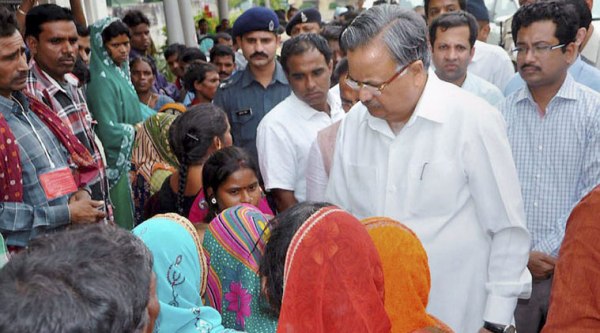 CM Raman Singh meets patients and relatives after a botched sterilization operation at a government camp left eight women dead and 30 others critical in Bilaspur. (Source: PTI photo)