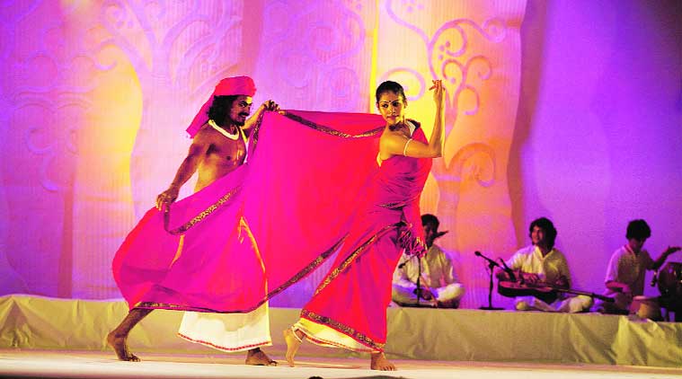 Sari tells the centuries-old tale of the Indian sari through the eyes of its weavers; the production  is based on the book by Rta  Kapur Chishti