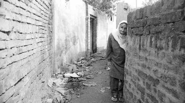This photograph by Praveen Jain shows Ram Rakhi near Bhogal, Delhi, in 1984. Then over 80, she lived with her family in a community of Sikhs at Hari Nagar Ashram, where they were attacked. The family ran a truck business, and over 30 of their trucks were burnt. Ram Rakhi died in 1994.