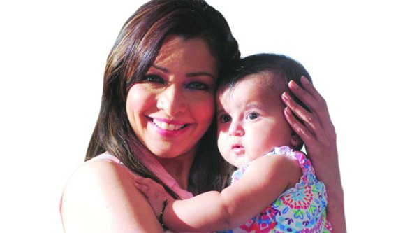 Aditi Govitrikar with a kid on the show Mothers Care