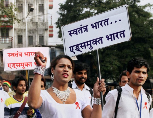 5.Sex Workers along with school students participating in an awareness campaign on World AIDS day in Thane, Mumbai on Monday.  (Source: PTI Photo)