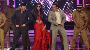 Sonam Kapoor, Arbaaz Khan shake a leg with Salman Khan on ‘Bigg Boss 8’
