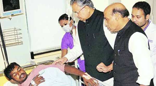 Rajnath Singh and Raman Singh visit the injured at a hospital, in Raipur on Tuesday.(PTI)