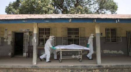 Health workers push a gurney with a dead body at a Red Cross facility in the town of Koidu, Kono district in Eastern Sierra Leone December 19, 2014.  (Source: Reuters)