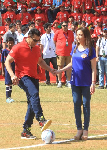 Salman Khan, Nita Ambani launch ISL #grassroots football movement ...