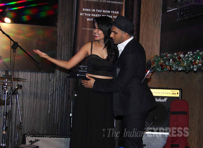 The actor works his charm on the anchor for the evening. (Source: Varinder Chawla)