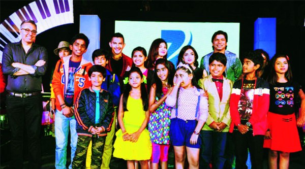 Aditya Narayan, Alka Yagnik, Monali Thakur and Shaan with the contestants