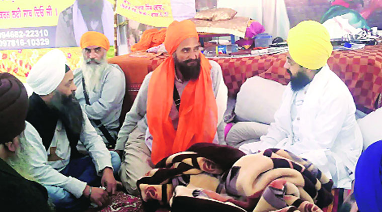 Gurbakhsh Singh Khalsa on a hunger strike at Lakhnaur Sahib gurdwara near Ambala. (Source: Express photo by A Aggarwal)