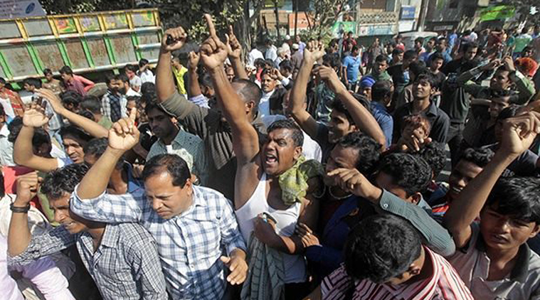Two BNP activists were killed as thousands of supporters of opposition party chief Khaleda Zia, who has been confined to her office since Saturday, clashed with police late on Wednesday in southeastern Noakhali. (Source: AP photo)