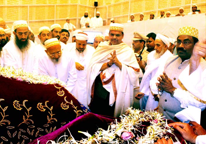 Devendra Fadnavais, Devendra fadnavis dawoodi bohra, dawoodi borha, Sydna muffaddal fadnavis, top photos, mumbai news