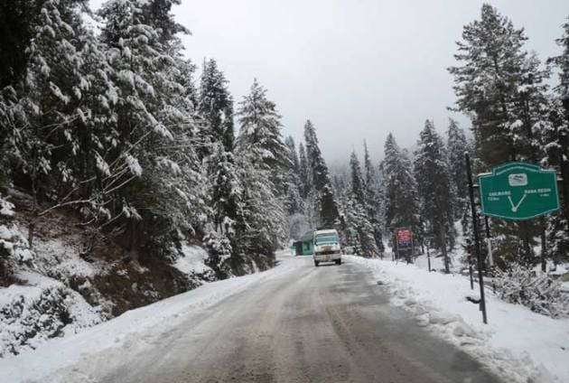 Jammu and Kashmir: Snowfall across valley, highways closed | Picture ...