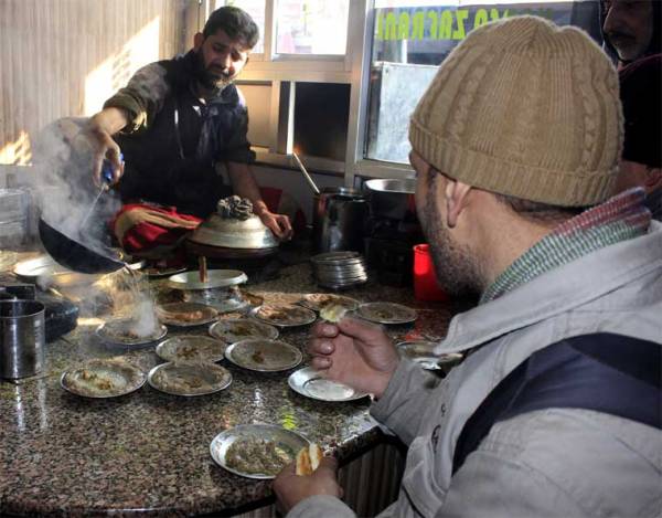 Piping hot harisa being prepared in a Srinagar eatery. (Source: IANS/Kamran Rashid Bhat)