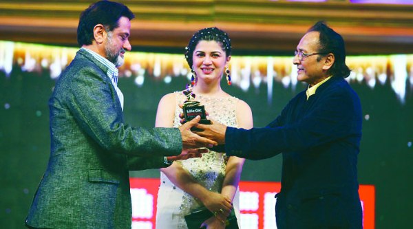 Harry Baweja takes the award from actor Biswajit and Kainat Arora