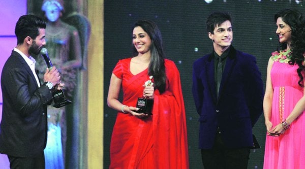 Shahid Kapoor and Tabu receive their Award from Nikita Dutta and Mohsin Khan, actors of  Life OK’s new show Dream Girl