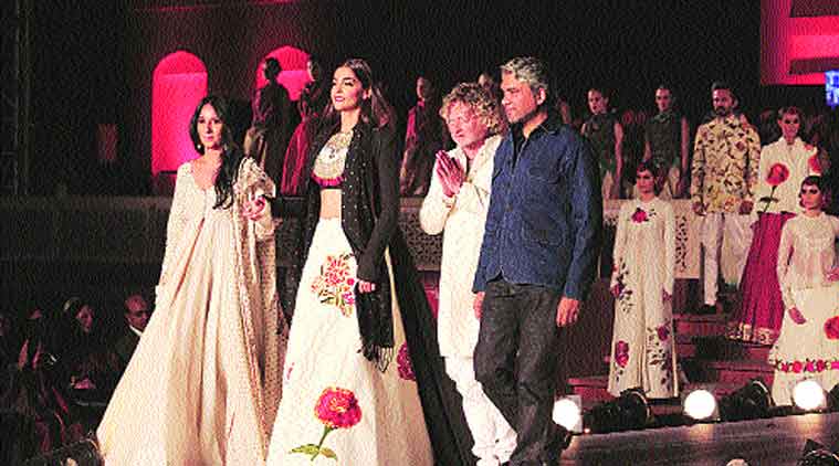 fashion show, khadi, gujarat, love of Khadi, promoting khadi, sonam kapoor, Anamika Khanna, Rohit Bal ,Rajesh Pratap Singh