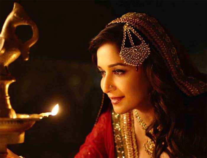 Madhuri Dixit Nene (Dedh Ishqiya)