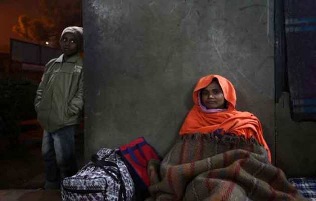 Night shelters bring relief to homeless people of Delhi | Picture ...