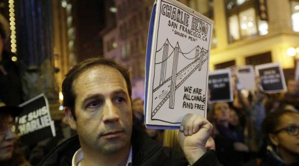 A french citizen holds a sign in remembrance at a gathering in solidarity with those killed in an attack at the Paris offices of the weekly newspaper Charlie Hebdo outside of the French Consulate in San Francisco. (Source: AP photos)