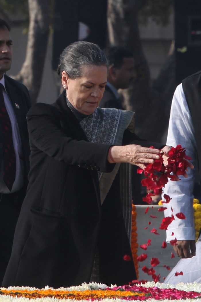 Mahatma Gandhi, Gandhi samadhi, Mahatma Gandhi death anniversary, Sonia Gandhi