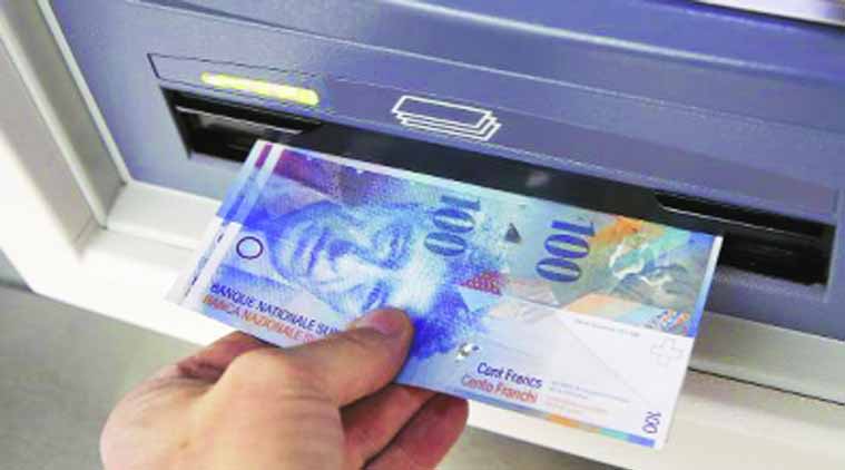 Swiss 100 franc bank notes are withdrawn from an ATM in the Swiss town of Kreuzlingen.(Source: Reuters)