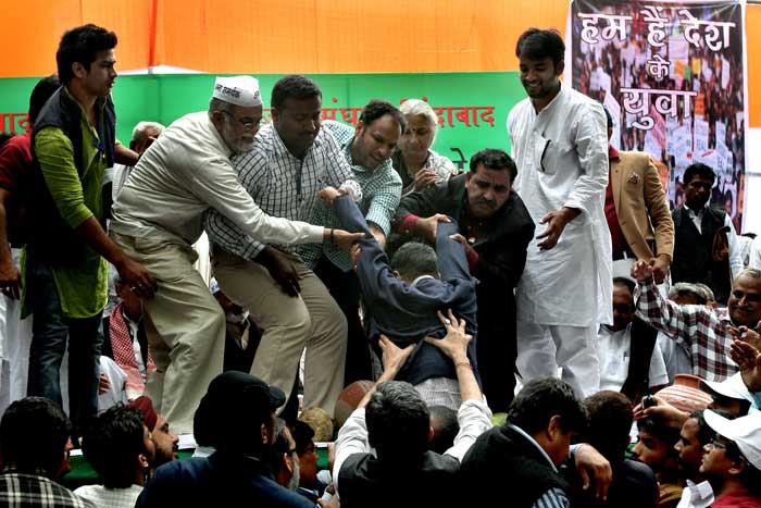 anna hazare, arvind kejriwal, land acquisition bill, kejriwal meets hazare